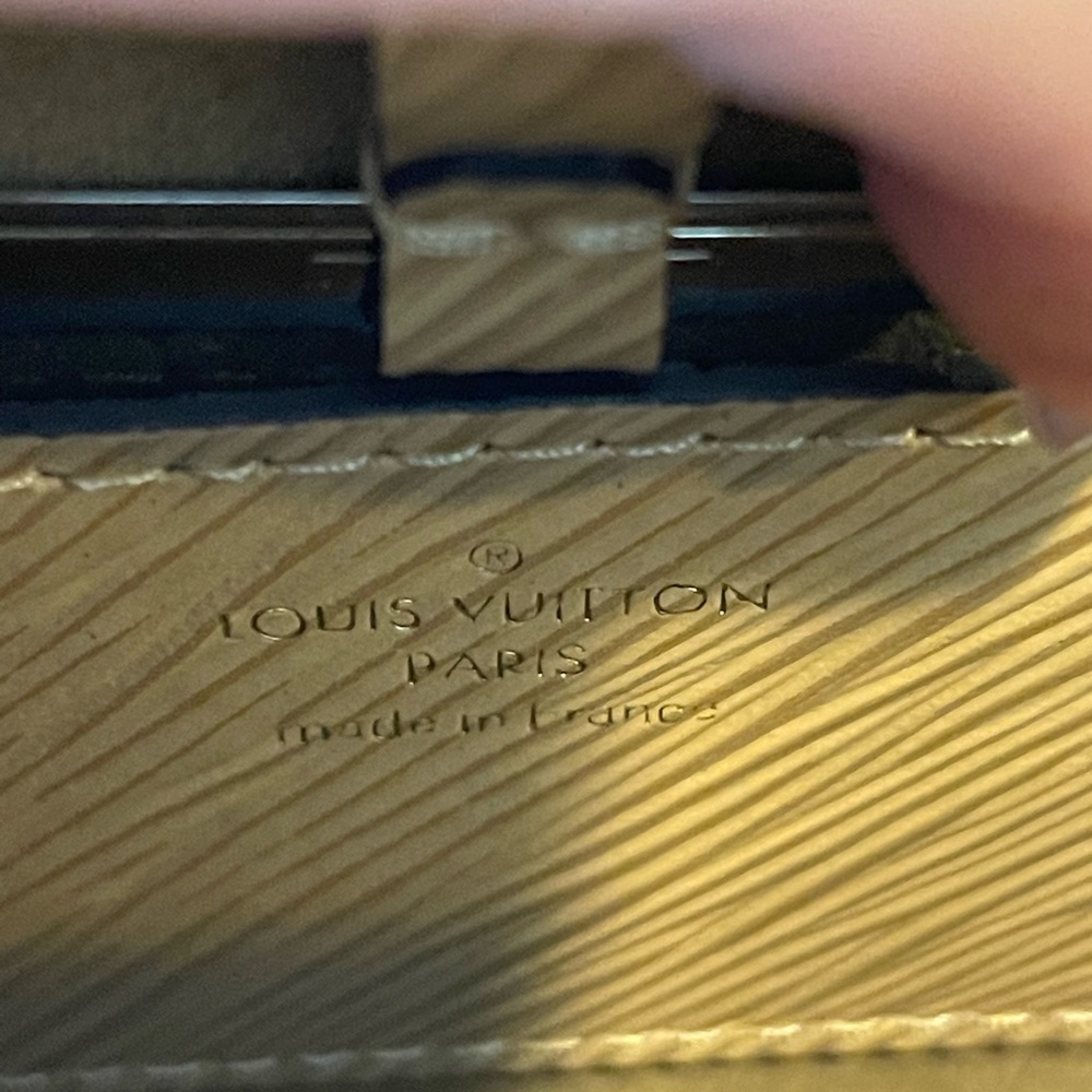 ✨Stunning Louis Vuitton Twist MM✨ - Picture 8 of 12